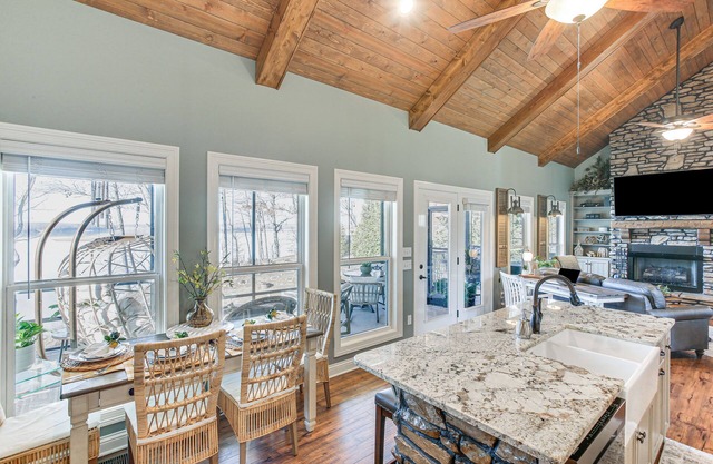Scottsville Cottage: Fire Pit & All-Year Lake View