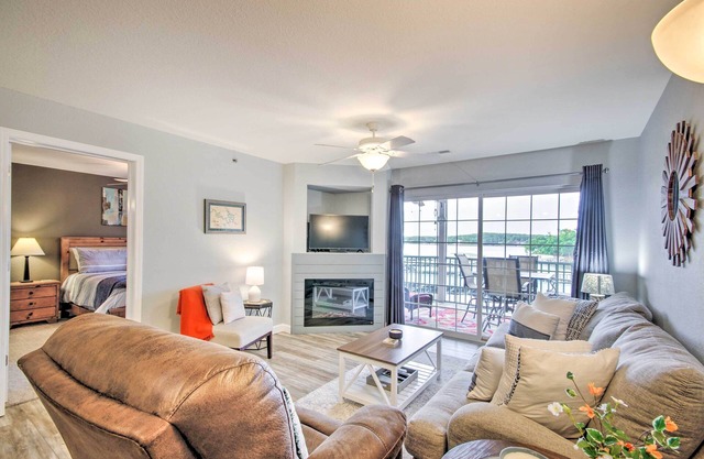 Screened Balcony w/ Views: Sleek Lake Ozark Gem!
