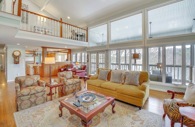 Screened-In Porch w/ Views: Hot Springs Getaway!