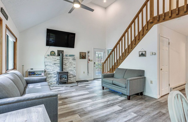 Screened Porch & Deck: Pet-Friendly Poconos Escape