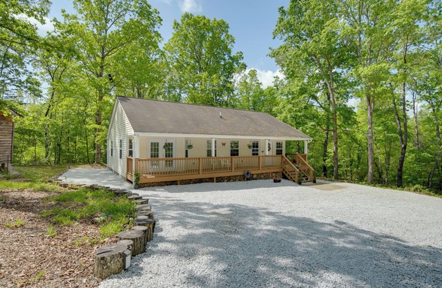 Screened Porch: Forested Tamassee Escape!