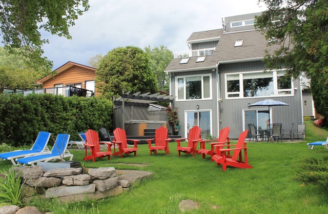 Scugog Lake House with hot tub and Sauna