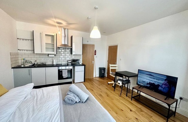SE4, Self contained studio flat.