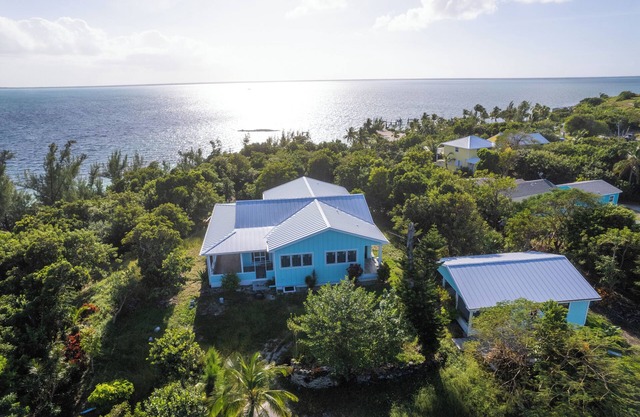 Sea Bird 3/3 Overlooking the Sea of Abaco with Private Beach & dock access