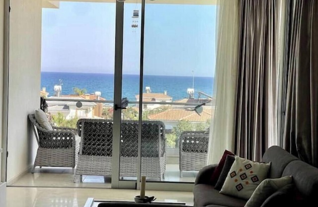 Sea Breeze Apartment by the Sea