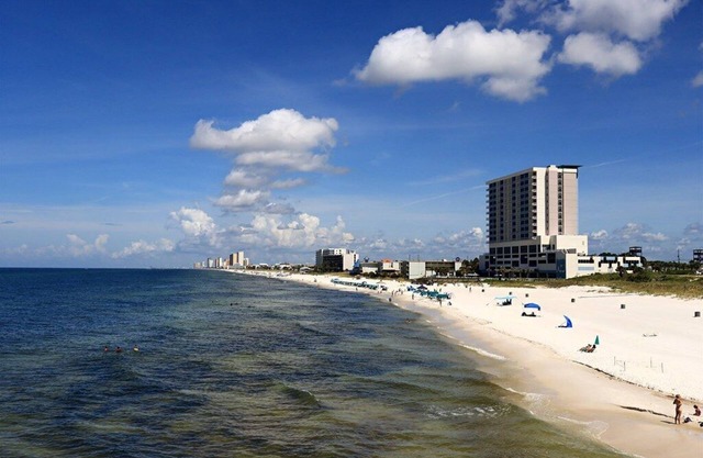 Sea Breeze Comfort! 2 Units w/ Kitchen, Pool, FREE Parking and Breakfast!