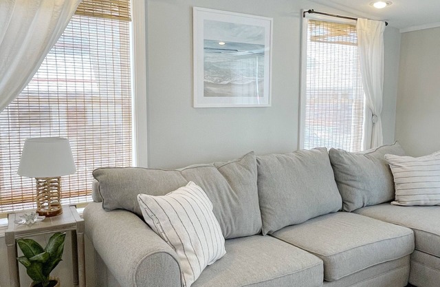Sea Breeze Cottage - newly renovated - sleeps 6
