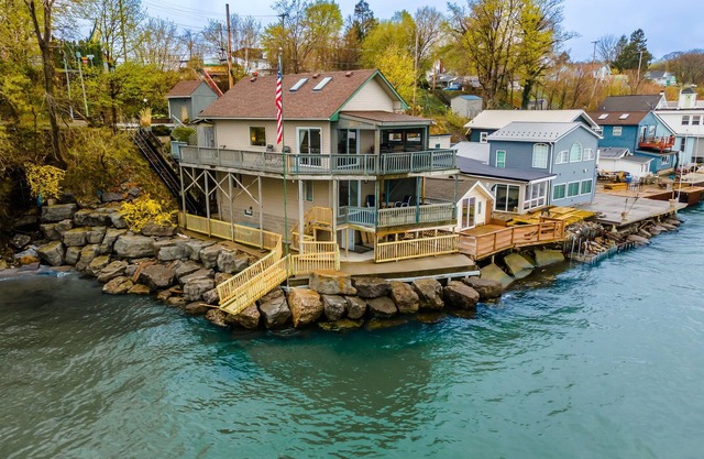 Sea Breeze Lakefront Cottage Steps to Hiking, Beach, Boat launch, Amusement Park