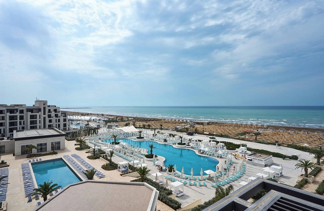 Sea Breeze Resort, Beachfront apartment with balcony and sea view