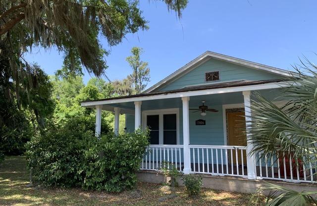 Sea captain's home near the marsh and minutes to downtown Darien. Pet-friendly!