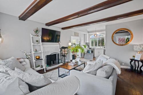 Sea Cliff Charm: 5 Mins to Beach, Firepit