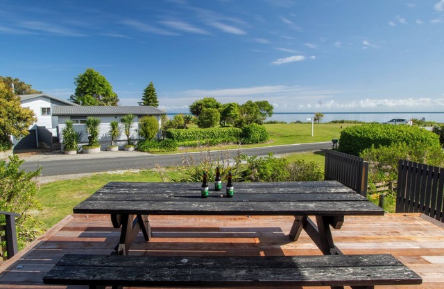 Sea-esta - Pohara Beachfront Holiday Home