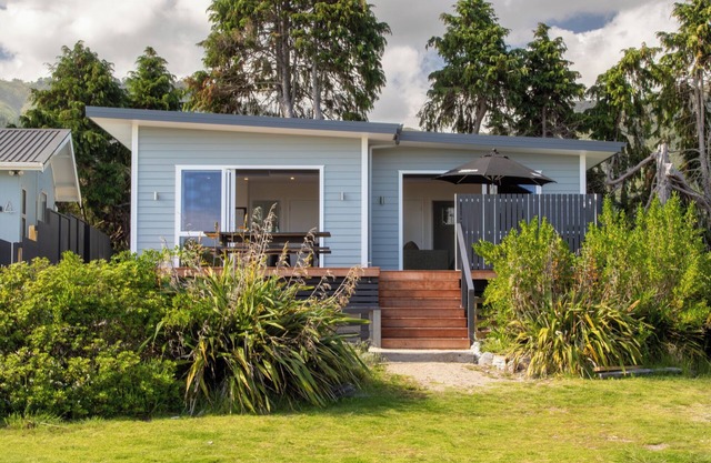 Sea-esta - Pohara Beachfront Holiday Home