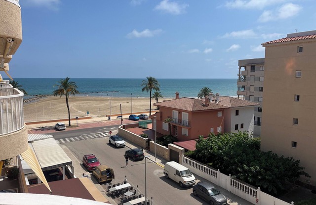 Sea front 2-bedroom apartment with al fresco terrace