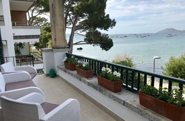 Sea front partment on Puerto Pollensa Pinewalk, Kika
