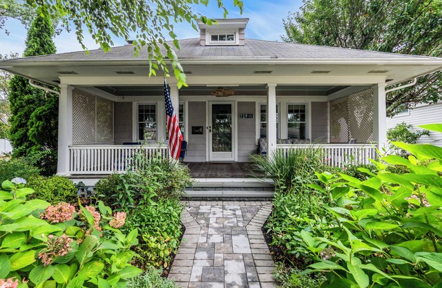 Sea Glass Cottage - Coastal Retreat in Charming Neighborhood. One Block to Town