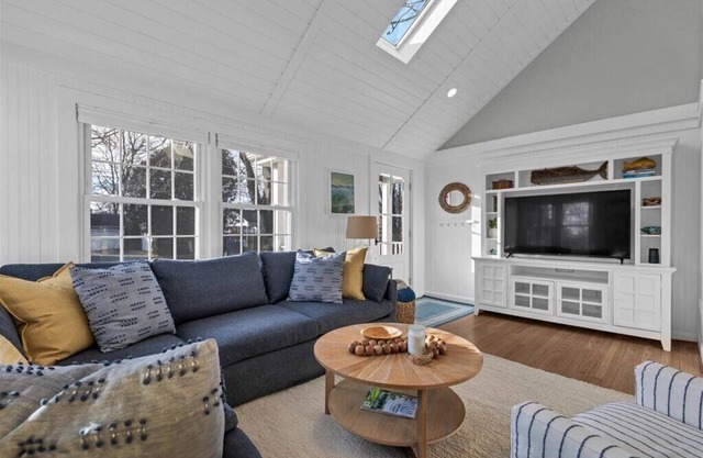 Sea Glass Cottage-In the Heart of Clinton Harbor!