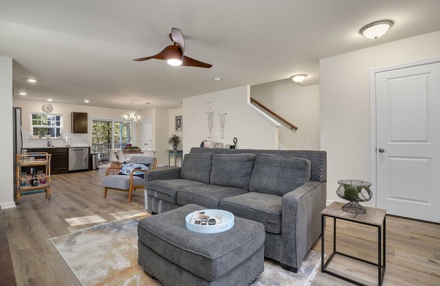 Sea Glass Retreat - Pet friendly, Shared pools!