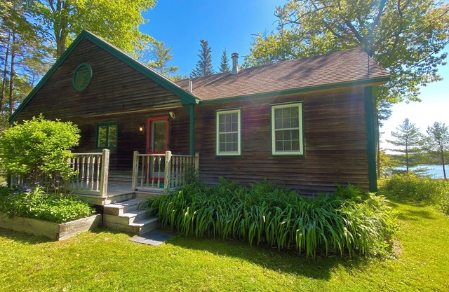 Sea Heather Cottage, beautiful Maine home on a peninsula surrounded by nature