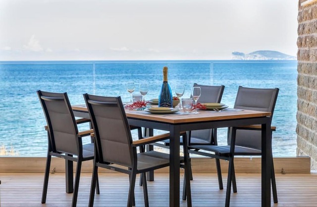 Sea inside luxury apartment: vista mozzafiato