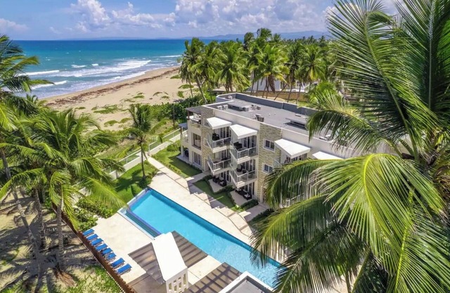 Cozy 1-bedroom beachfront condo with AC and WiFi in East Cabarete