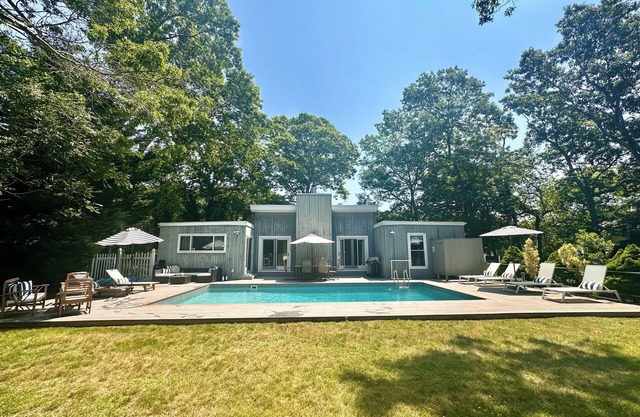 "Sea La Vie" - Lounge by the pool, walk to the beach, soak up the Hamptons sun!