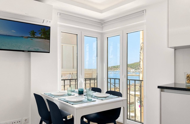 Sea Light Apartment - 20 m from the beach and bay view