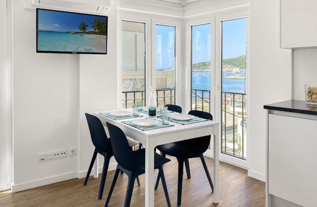 Sea Light Apartment Sesimbra. 2 bedrooms, 6 guests