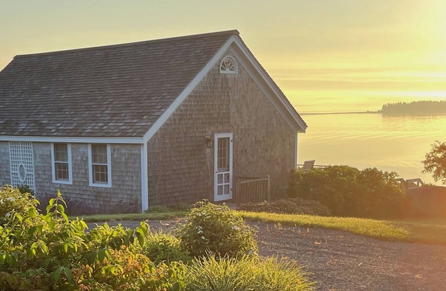 "Sea Meadow" Oceanfront Cottage: Blick auf den Leuchtturm und Privatstrand