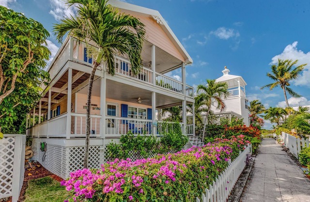 Sea Merc: A Charming Haven with Captivating Views in Hope Town