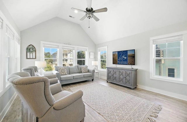 Sea-nault View | 3,711 ft to the beach