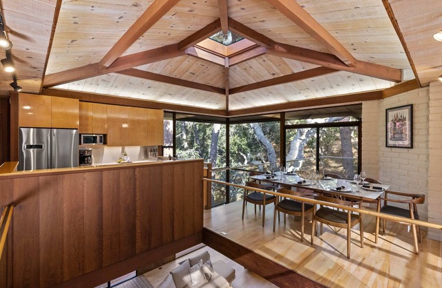 Sea of Tranquility: Iconic Glass House in Forest Glade 3BR 2BA
