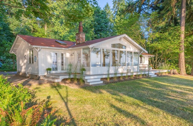 Sea Salt Cottage - 180-degree Views of the Olympic Mountain Range and Hood Canal