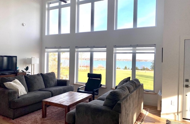 SEA & SKY Open Living, Water Front, Shore access, Private sunny large backyard