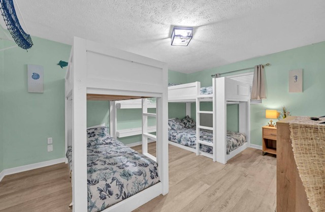 Geräumige 2 Schlafzimmer mit gemeinsamen eingezäunten Hof nur wenige Minuten vom Strand entfernt!