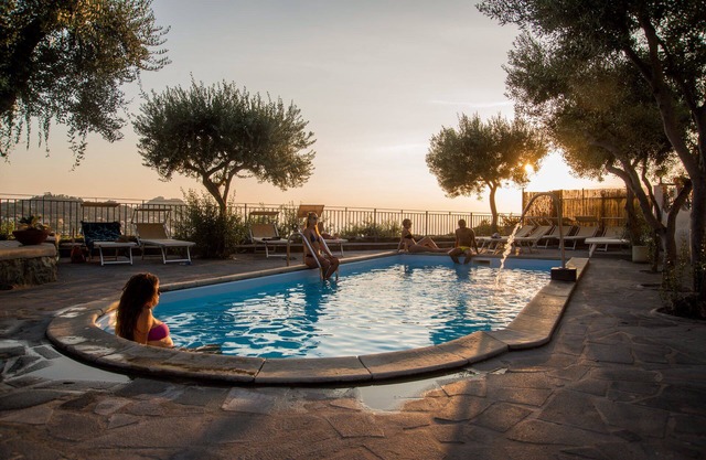 Meerblick 4 Betten mit heißem Pool, Whirlpool, Dampfbad und Parkplatz