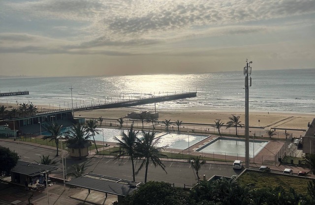 Sea View Apartment, 3 min Walk to Ushaka Marine and 1 min Walk to the Beach
