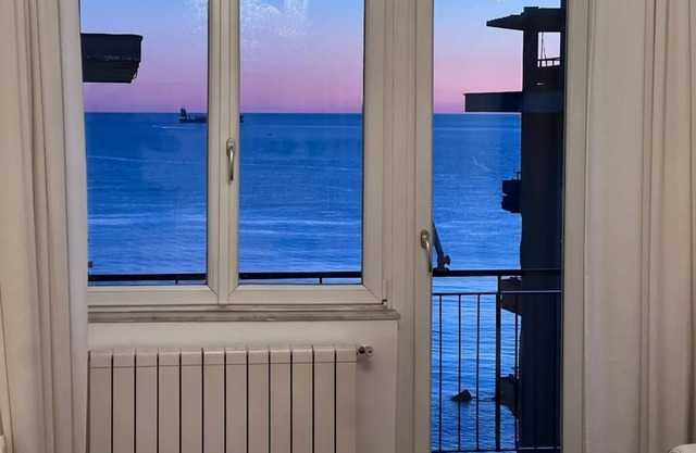 Sea view apartment in the city center, 3 minutes from the station and port