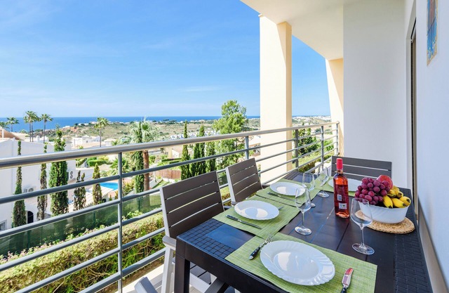 Sea view Apartment with sunbathing Terrace & Pools