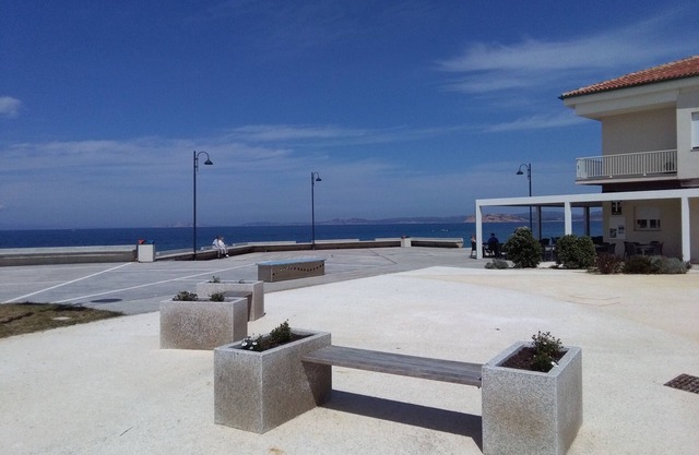 Sea view cottage two bedrooms two bathrooms living room kitchen large outdoor spaces