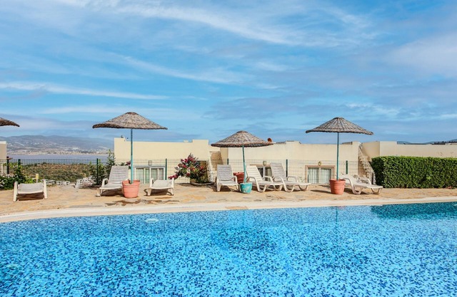Sea View Flat with Balcony 6 min to Beach