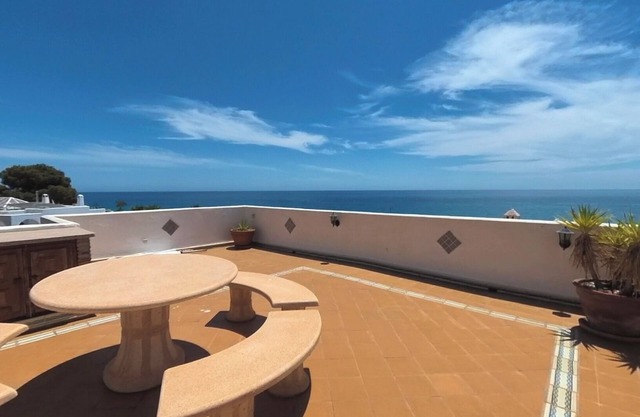 Sea View from all rooms 250m to Beach Restaurants & Bars.
