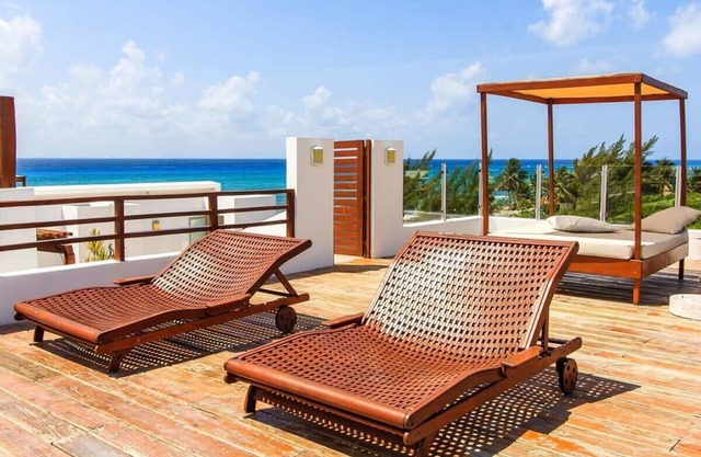 Walk to Coco Beach & 5th Ave | Oceanview Roof Pool