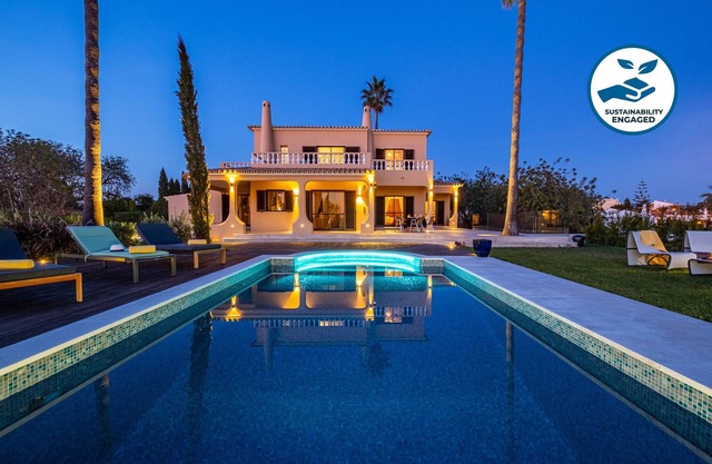 Sea view retreat w/ games room & BBQ, Galé