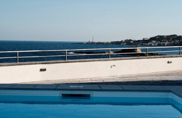 Sea-view "Sirocco" house with swimming pool and private access to the cliff.