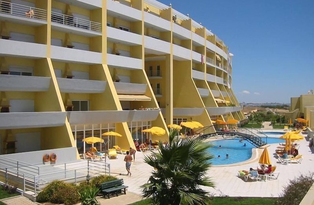 MEERBLICK, SCHWIMMBAD, PARKPLATZ UND BIS 250 MTRS. DER MARINA UND STRAND