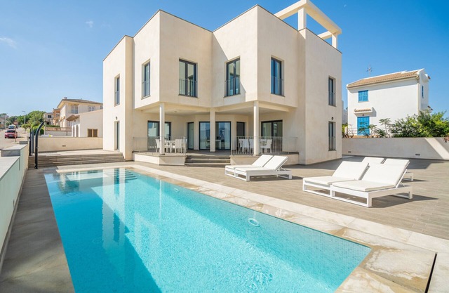 Meerblick-Villa mit Pool, nur 20m zum Strand, Son Serra de Marina, Mallorca