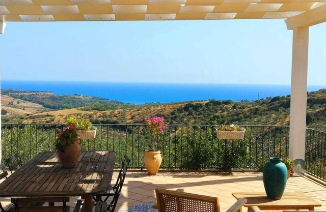 Villa mit Meerblick inmitten eines Olivenhains