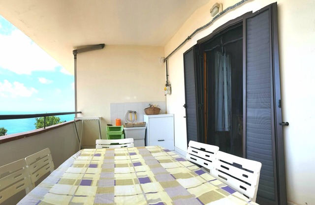 Villa mit Meerblick, umgeben von viel Grün