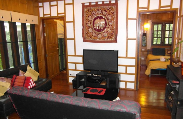 Villa mit Meerblick, umgeben von Gummiplantagen und Regenwald in einer ruhigen Umgebung